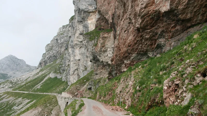 Fotografija: Cesta na Mangartsko sedlo je bila prizorišče hude prometne nesreče. FOTO: Blaž Močnik