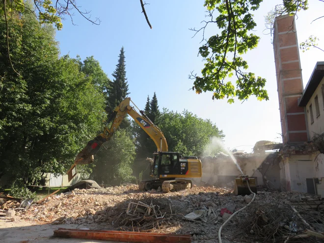 Staro kotlovnico ob Kidričevi cesti, kjer je zdajšnji župan Boštjan Trilar načrtoval kranjski avtobusni terminal, so včeraj začeli rušiti, kar pa še zdaleč ne pomeni začetka gradnje. Na območju bo najprej začasno parkirišče, ali bo tam kdaj tudi avtobusna postaja, pa bo odvisno predvsem od vizije novega župana. Foto Blaž Račič