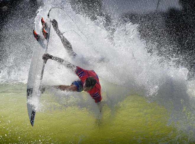 Portret Američana Sebastiana Zietza v kvalifikacijskem nastopu štiridnevnga srfarskega tekmovanja WSL Surf Ranch Pro, na umetnih valovih, ki poteka v kalifornijskem Lemooru.&nbsp;Foto Mark Ralston Afp