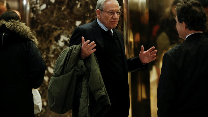 Fotografija: Petinsedemdesetletni Bob Woodward je legenda ameriškega in svetovnega novinarstva (na fotografiji ob prihodu v Trumpov stolp). FOTO: Reuters