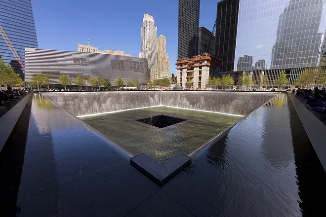Rana je skoraj docela zaceljena, spominski park in muzej 11. septembra pa sta skupaj z nebotičnikom One Liberty Plaza po besedah Sergeja Delaka iz New Yorka postala »nova romarska točka Američanov«. FOTO: Wikipedija
