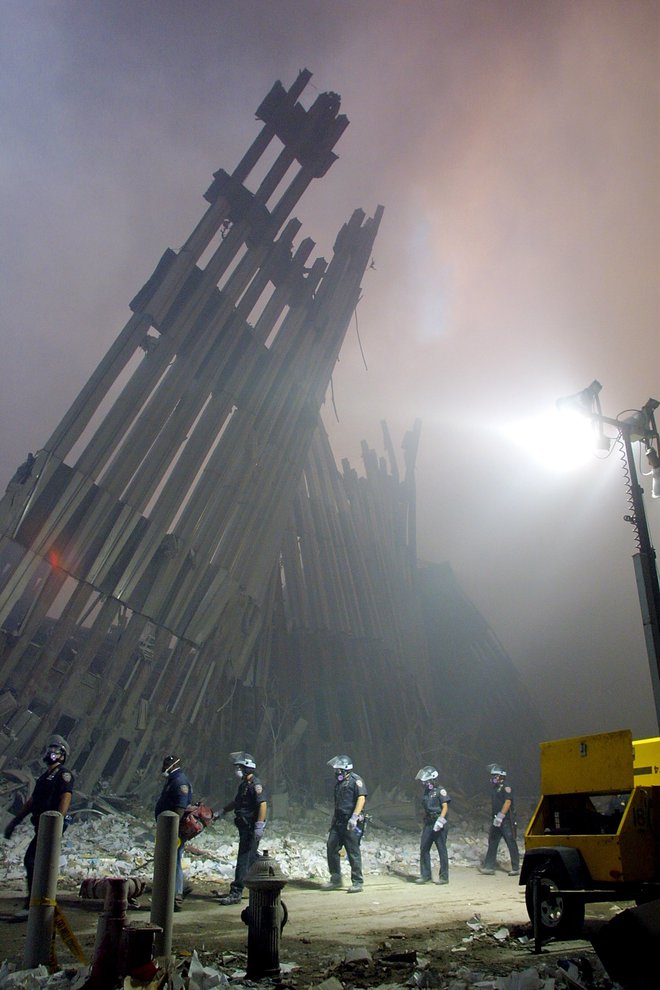 Gasilci se prebijajo na kraj tragedije. FOTO: Doug Kanter/AFP