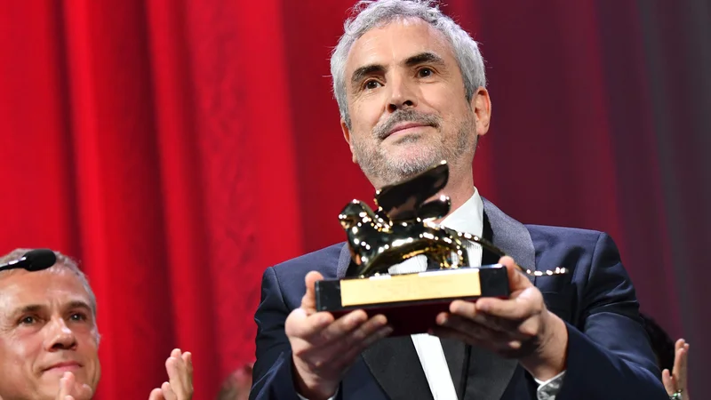 Fotografija: Zlatega leva za najboljši film na 75. Mostri je žirija, ki ji je predsedoval mehiško-ameriški režiser Guillermo del Toro, podelila njegovemu rojaku Alfonsu Cuarónu za film Roma. To je deloma avtobiografski črno-beli film o avtorjevem otroštvu v Ciudadu de Mexico v nemirnih sedemdesetih letih in poklon ženski, ki ga je vzgajala – njegovi varuški in družinski gospodinjski pomočnici. FOTO: Alberto Pizzoli/AFP