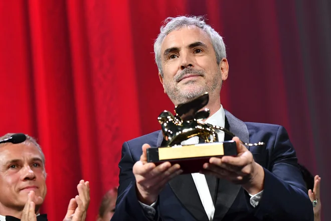 Zlatega leva za najboljši film na 75. Mostri je žirija, ki ji je predsedoval mehiško-ameriški režiser Guillermo del Toro, podelila njegovemu rojaku Alfonsu Cuarónu za film <em>Roma</em>. To je deloma avtobiografski črno-beli film o avtorjevem otroštvu v Ciudadu de Mexico v nemirnih sedemdesetih letih in poklon ženski, ki ga je vzgajala – njegovi varuški in družinski gospodinjski pomočnici. FOTO: Alberto Pizzoli/AFP
