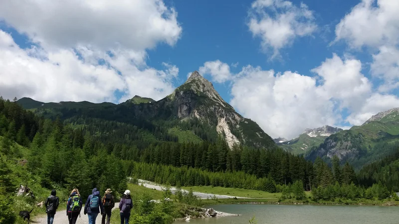 Fotografija: Pohod ob jezeru Schlierersee, nad njim se vzpenja 2266 metrov visoki Riedingspitze. FOTO: Helena Kocmur