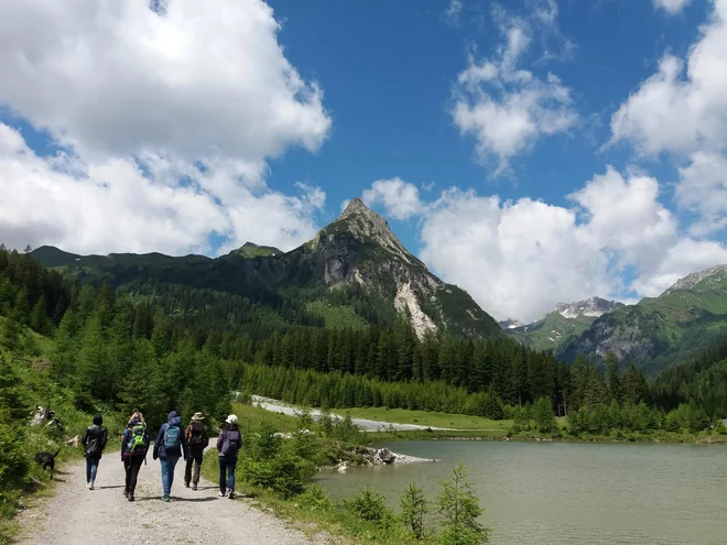 Pohod ob jezeru Schlierersee, nad njim se vzpenja 2266 metrov visoki Riedingspitze. FOTO: Helena Kocmur