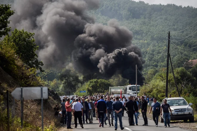 Veterani Osvobodilne vojske Kosova so z barikadami preprečili obisk Aleksandra Vučića v večinsko albanski vasi Banje. FOTO: Armend Nimani/AFP