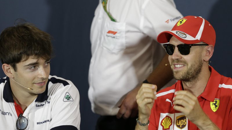 Fotografija: Charles Leclerc (levo) in Sebastian Vettel bosta po novem moštvena tekmeca. FOTO: AP