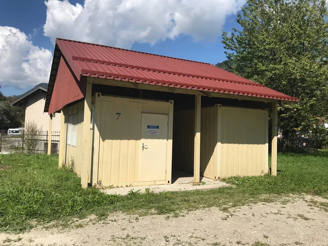 Bivalni zabojnik za brezdomce na Jesenicah, v katerem je za posledicami poškodb glave umrl brezdomec. FOTO: Blaž Račič/Delo<br />
 