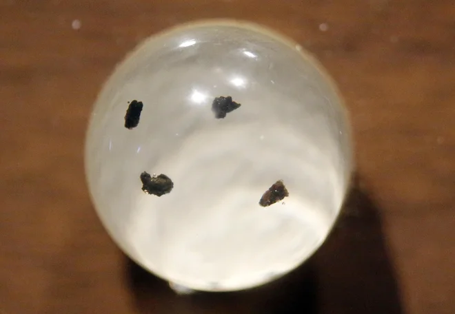 Kamenčki z Lune v akrilni kroglici. Vzorec hranijo v planetariju Clark v Salt Lake Cityju. Lovec na kamne Gutheinz je le še dva kamenčka oddaljen od cilja, da bi našel vseh 50 vzorcev, ki so jih ameriške zvezne države dobile po prvi misiji, ki je pristala na Luni. FOTO:&nbsp;Rick Bowmer/AP