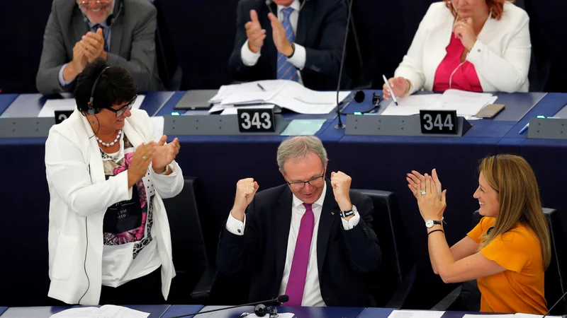Fotografija: Glavni poročevalec parlamenta Axel Voss (na fotografiji na sredini spodaj) je po glasovanju dejal, je to dobro znamenje za kreativno industrijo v Evropi. FOTO: Vincent Kessler/Reuters