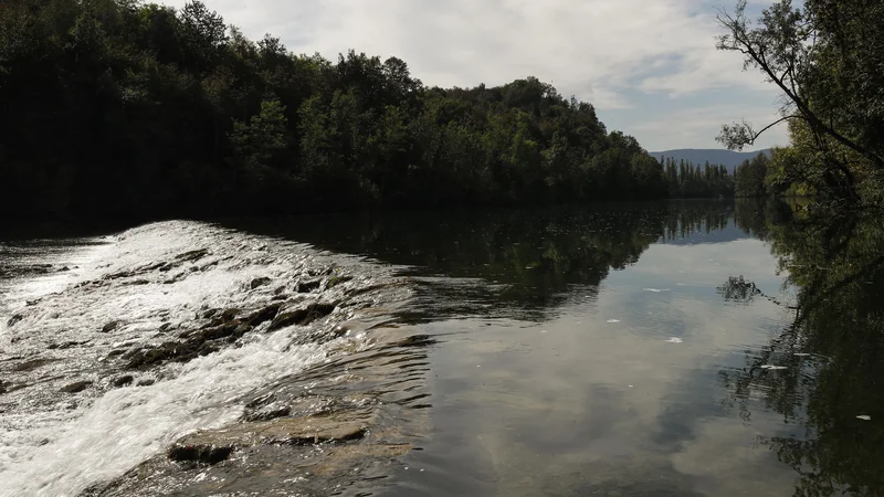 Fotografija: Pribežniki v Učakovcih čez reko največkrat prehajajo po jezu. FOTO: Uroš Hočevar/Delo