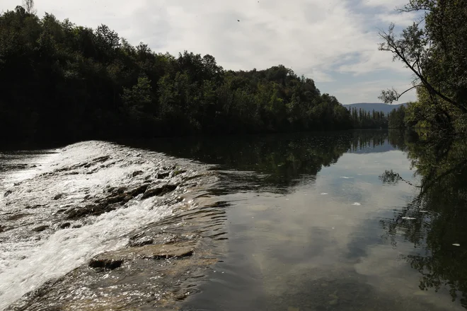 Pribežniki v Učakovcih čez reko največkrat prehajajo po jezu. FOTO: Uroš Hočevar/Delo