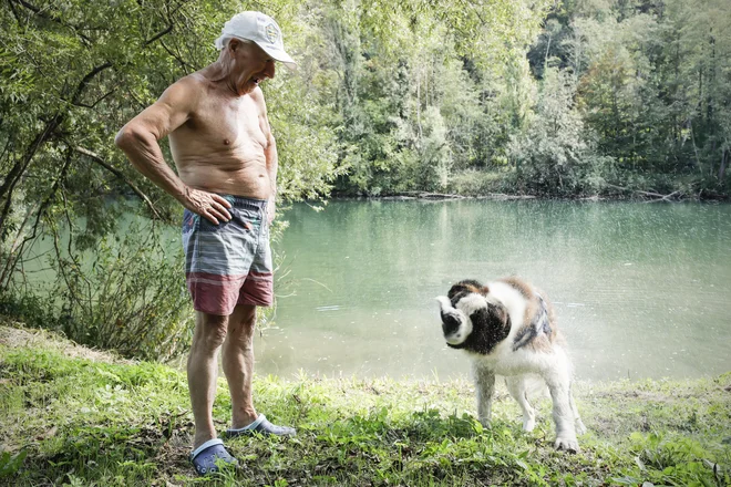 Janko Brozovič, ki smo ga zmotili med igro s kosmatincem, o prebežnikih ni povedal nič slabega. FOTO: Uroš Hočevar/Delo