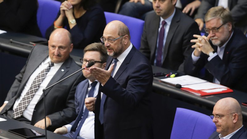 Fotografija: Nekdanji socialdemokratski kanclerski kandidat Martin Schulz je ogorčeno odgovoril, da na gnojišče zgodovine spadajo tako ptičji iztrebki kot Gauland, s čimer je opozoril na izjavo voditelja AfD, da so Hitler in nacisti samo ptičji kakec v nemški zgodovini. FOTO: AP