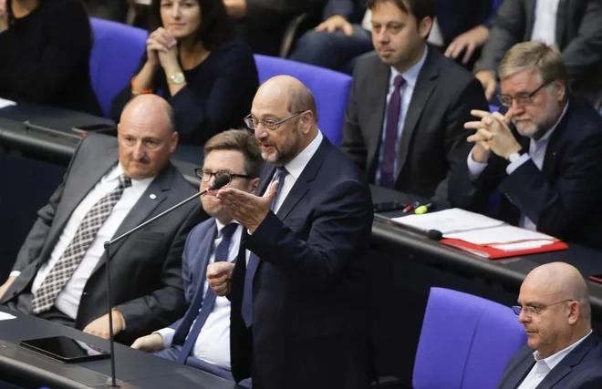 Nekdanji socialdemokratski kanclerski kandidat Martin Schulz je ogorčeno odgovoril, da na gnojišče zgodovine spadajo tako ptičji iztrebki kot Gauland, s čimer je opozoril na izjavo voditelja AfD, da so Hitler in nacisti samo ptičji kakec v nemški zgodovini. FOTO: AP