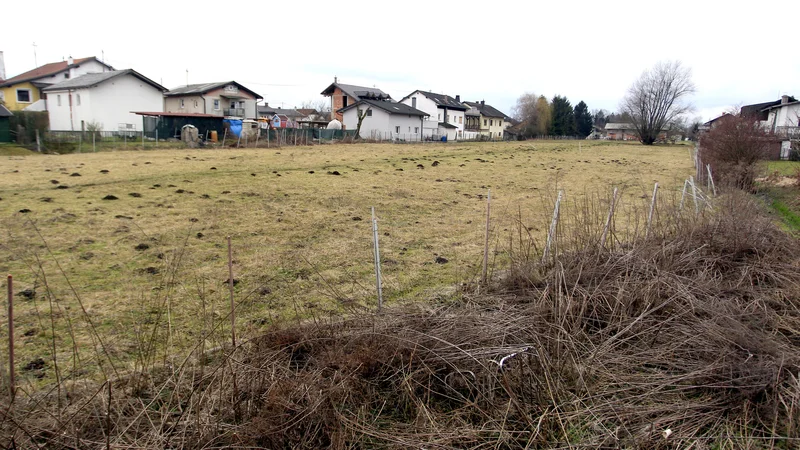 Fotografija: Del stanovanj v naselju bi namenili za pilotni projekt stanovanjske zadruge. FOTO: Roman Šipić