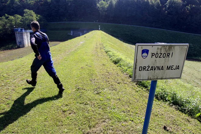 Večji del pregrade leži na Hrvaškem, jezero bi si delile dve slovenski in dve hrvaški občini. FOTO: Roman Šipić/Delo