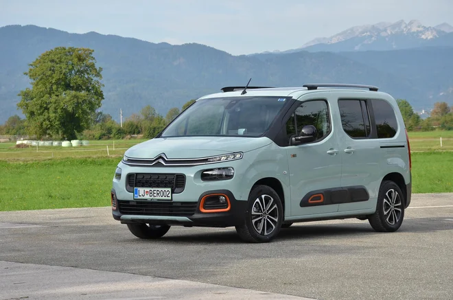 Berlingo je pionir med velikoprostoci. V tretji izdaji povzema aktualne zunanje poteze znamke. Je le za odtenek daljši, a je prvič dobil še podaljšano izvedbo. FOTO: Gašper Boncelj