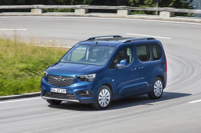 To jesen prihajata na trg še tehnični sorodnik opel combo life (na fotografiji) in peugeot rifter kot naslednik partnerja, vendar bo ta cenovno umeščen nekoliko drugače. FOTO: Opel