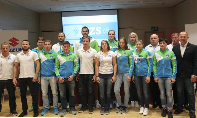 Slovenski judoisti na čelu z olimpijsko prvakinjo Tino Trstenjak (na fotografiji peta od desne) optimistično pričakujejo svetovno prvenstvo v Bakuju. FOTO: Mavric Pivk