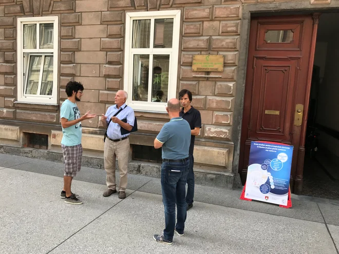 Pogovor v slovenskem znakovnem jeziku pred prostori&nbsp;Mestnega društva gluhih Ljubljana.&nbsp;Foto Arhiv MDGL