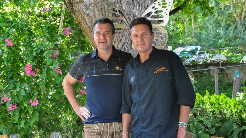 Fotografija: Sicherjeva brata – Michael (desno) je chef v kuhinji, Wolfgang med gosti. FOTO: Uroš Mencinger