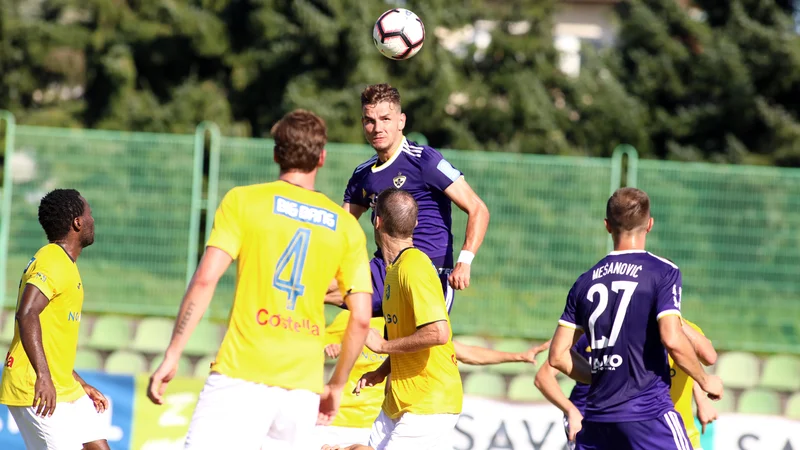 Fotografija: Mladi mariborski štoper Luka Uskoković je v prvem polčasu zadel vratnico, Jasmin Mešanović pa je zabil evrogol. Foto: Mavric Pivk