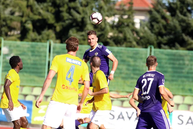 Mladi mariborski štoper Luka Uskoković je v prvem polčasu zadel vratnico, Jasmin Mešanović pa je zabil evrogol. Foto: Mavric Pivk