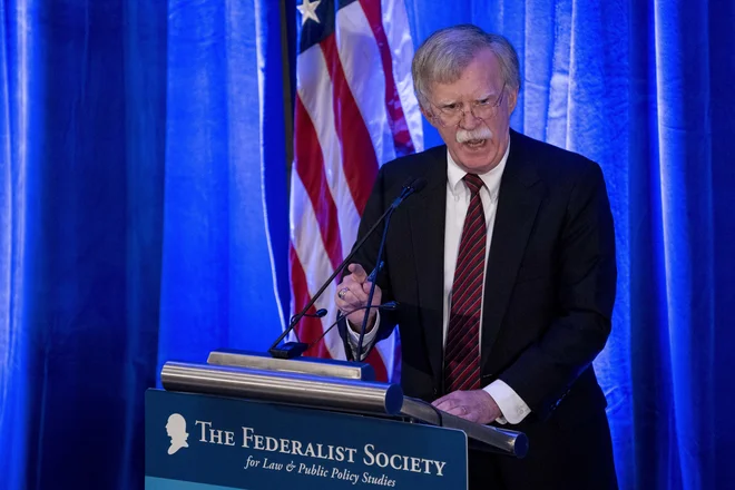 Trumpov ukaz je novinarjem razložil svetovalec za nacionalno varnost ZDA John Bolton. FOTO: AP