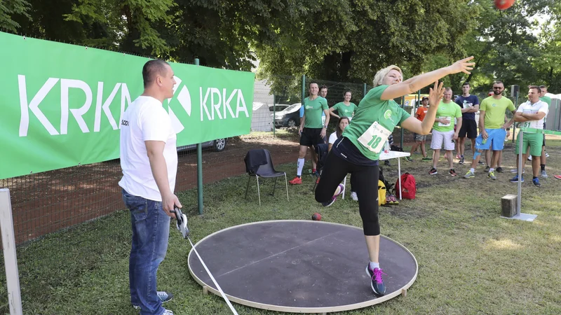 Fotografija: Podjetje enkrat letno organizira športni dan, na katerem se sodelavci Krke pomerijo v različnih športih. FOTO: SOJ Krka
