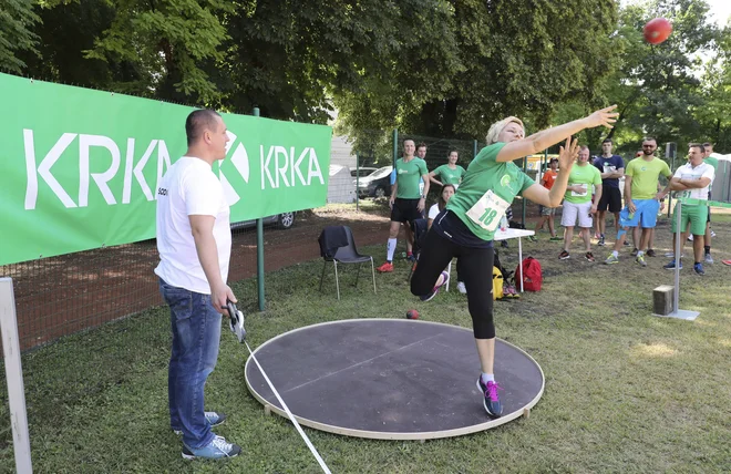 Podjetje enkrat letno organizira športni dan, na katerem se sodelavci Krke pomerijo v različnih športih. FOTO: SOJ Krka
