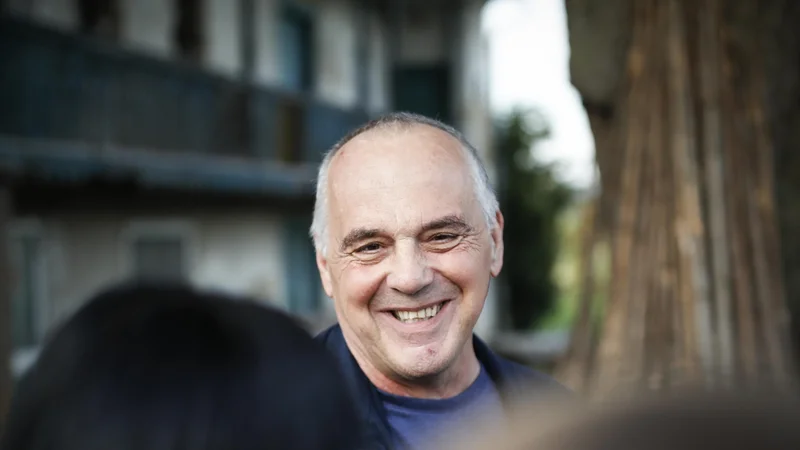 Fotografija: Z vsakim radikalnim spodrsljajem slovenskega pravosodja se dodatno skrha že tako močno načeto zaupanje v pravno državo. Milko Novič po izpustitvi iz zapora. Foto Uroš Hočevar