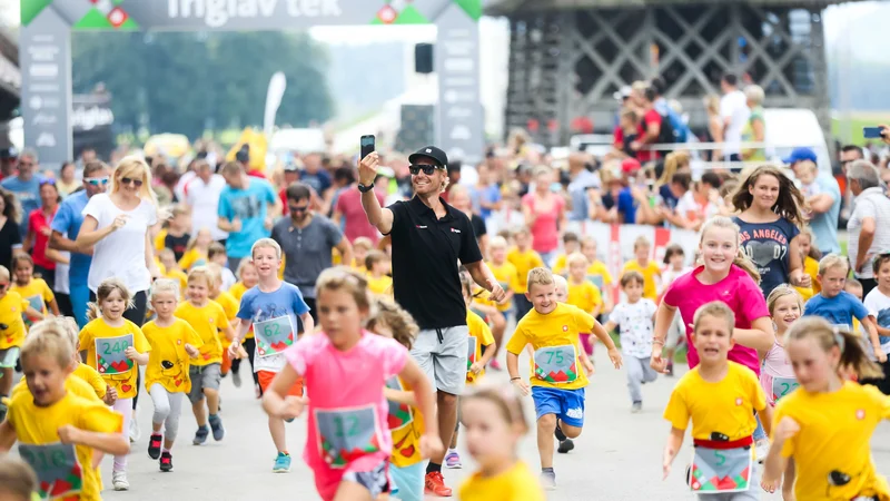 Fotografija: Tole je pa Klemen Bauer posnel zase. Blažen med dirjajočimi otroki. FOTO Anže Krže/Mediaspeed