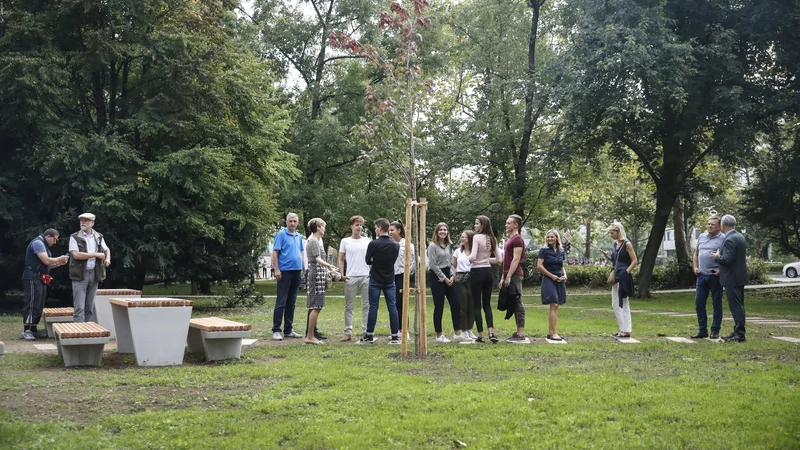 Fotografija: Otvoritev parka pred gimnazijo Bežigrad FOTO Uroš Hočevar/Delo