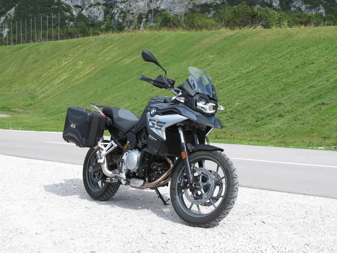 Novi BMW F 750 GS prinaša več moči, izboljšano podvozje in kopico koristnih asistenčnih sistemov. FOTO: Blaž Kondža