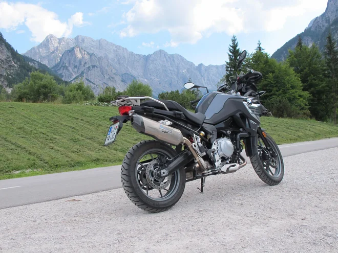 Za bogato opremljen testni primerek, ki je imel tudi Akrapovičev izpušni lonec in stranska kovčka, bi morali pripraviti skoraj 15 tisočakov. FOTO: Blaž Kondža