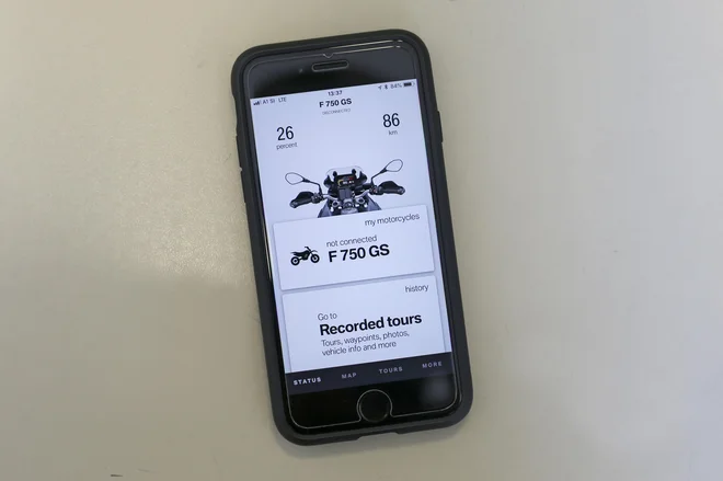 Motocikel lahko povežemo z aplikacijo BMW Motorrad Connected na mobilnem telefonu. FOTO: Matej Družnik