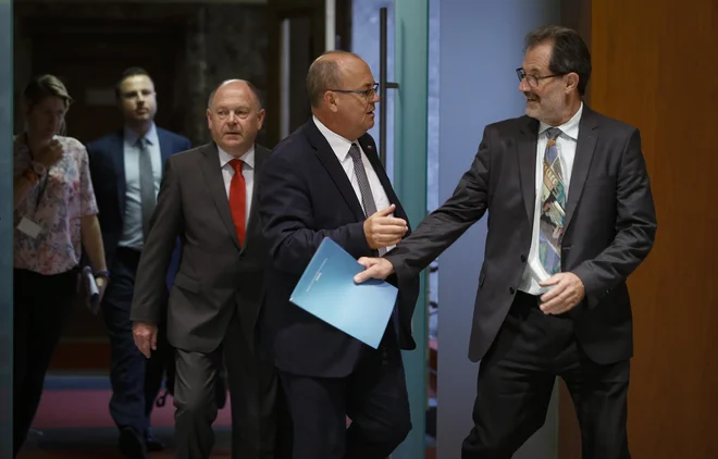 Opozicijski poslanc so izpostavili nesoglasja med posameznimi člani vlade iz preteklega mandata in neizkušenost novega predsednika vlade. FOTO: Jože Suhadolnik