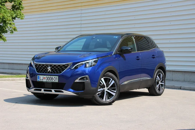 Peugeot 3008 je že kar pogost na evropskih cestah, z novim modelnim letom pa se ponaša z manjšim, a enako močnim dizelskim motorjem. Oprema GT line doda vrsto opaznih dodatkov, tudi bolj športnih. FOTO: Gregor Pucelj