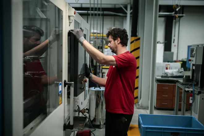 Inovativnost in lastni razvoj večinoma spodbujajo industrijska podjetja, saj so novi izdelki z izboljšanimi lastnostmi temelj njihove konkurenčnosti. Večina inovacij se tako hitro prelije v proizvodnjo. Fotografija je iz Domela. Foto Uroš Hočevar/Delo