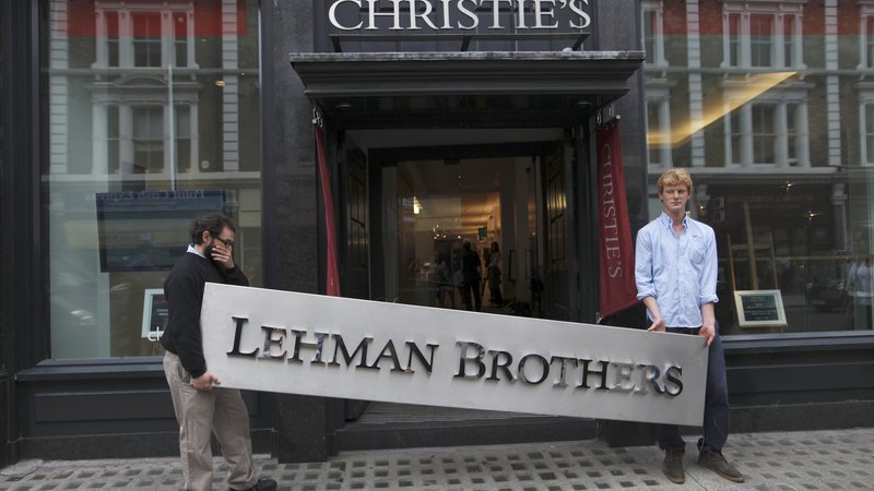 Fotografija: Propad banke Lehman Brothers je bil tako dokončen, da so celo napis z njenega sedeža prodali na dražbi. FOTO: Reuters