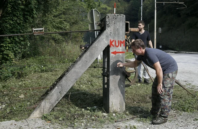 Pri urejanju zasavskega dela turnokolesarske poti pomagajo tudi študenti iz Francije, Španije, Bosne in Hercegovine ter Kosova na mednarodni izmenjavi v trboveljskem mladinskem centru. Foto Blaž Samec