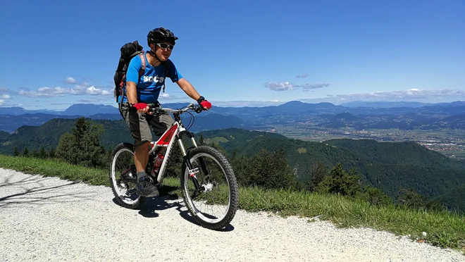 Projekt Slovenske turnokolesarske poti, ki povezuje več kot petdeset planinskih postojank, se je pred dvema letoma rodil na Planinski zvezi Slovenije. Foto arhiv Franci Razpet