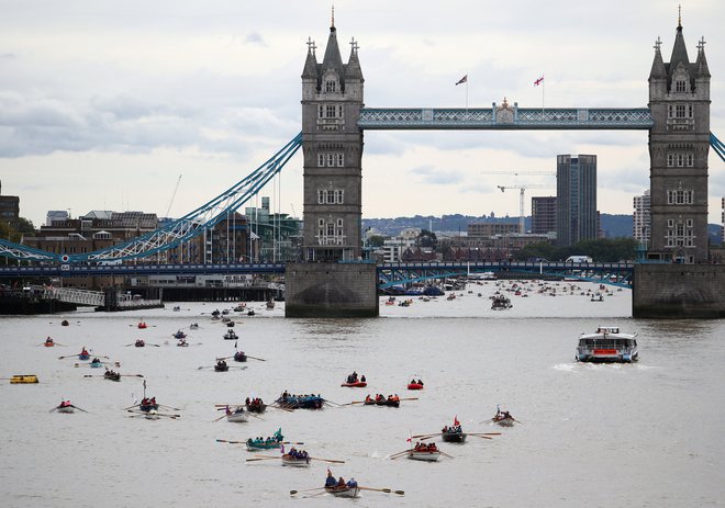 Dirka se začne pri znamenitem londonskem mostu Tower bridge. Foto Hannah Mckay Reuters
