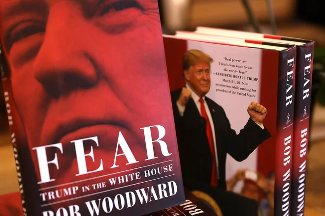V knjigi je opisano, kako je gospodarski svetovalec s Trumpove mize ukradel pismo o odstopu od prostotrgovinskega sporazuma z Južno Korejo. Ker Trump pisma ni videl, je nanj pozabil in sporazum je preživel. FOTO: Justin Sullivan/Afp