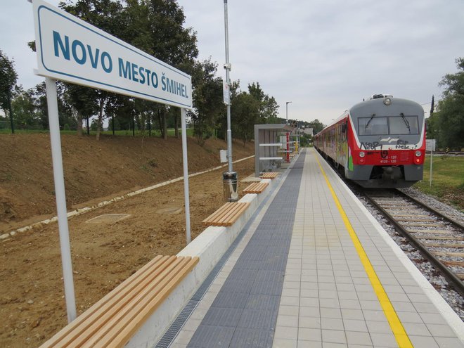 Potniški vlaki že vozijo dijake v Šmihel. FOTO: Bojan Rajšek/Delo