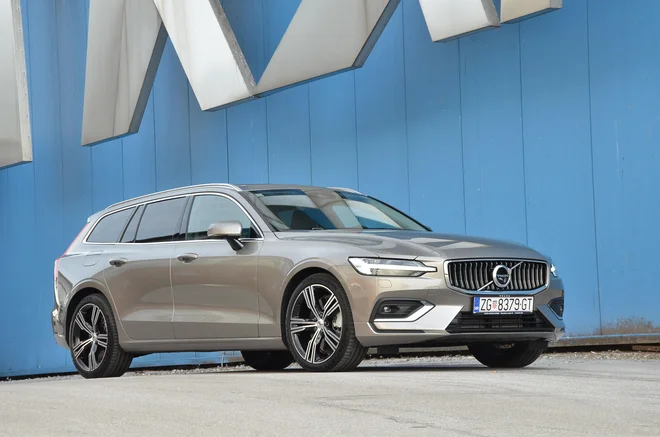 V60 je karavanski volvo, ki zdaj vozi v povsem novi izvedbi. Je večji in prostornejši od predhodnika, deluje pa zelo elegantno. FOTO: Gašper Boncelj