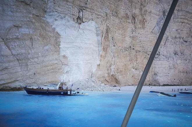 Na plaži Navagio se je sprožil plaz kamenja. FOTO: Eurokinissi/Afp