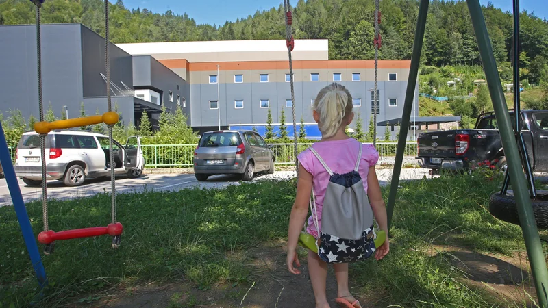 Fotografija: Otroško igrišče v Črni na Koroškem. V tej občini živi največ otrok s preseženimi mejnimi vrednostmi svinca v krvi. FOTO: Tadej Regent/Delo